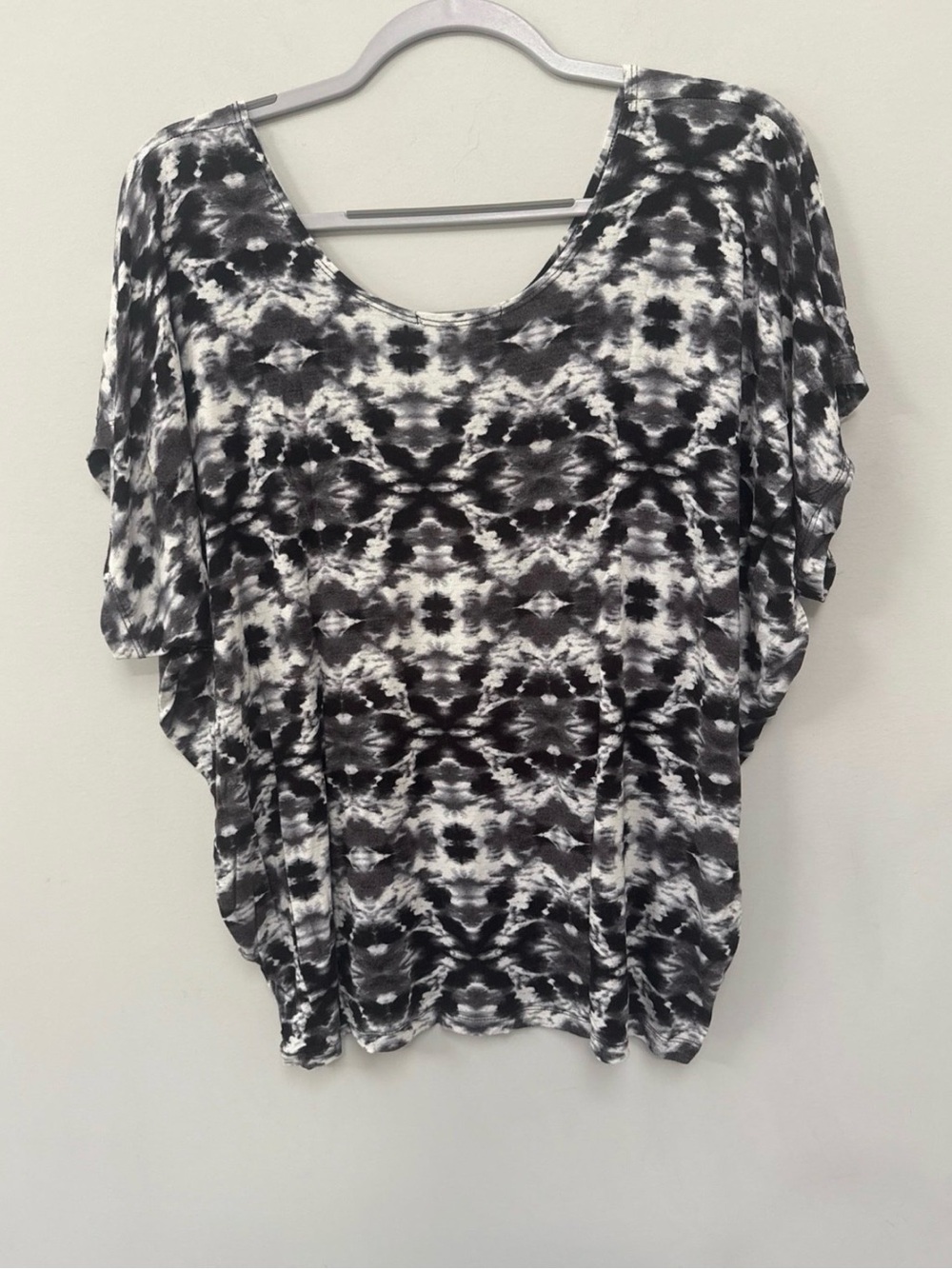 Kim & Cami Black and White Tie-Dye Scoop Neck Top - Picture 5 of 5